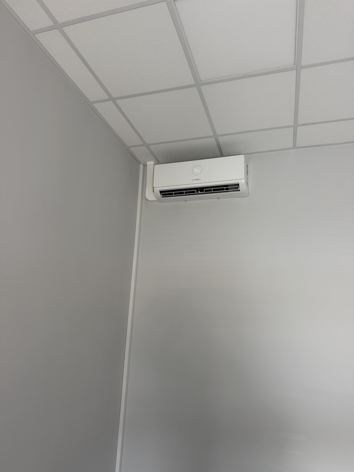 Klimatyzator Bosch naścienny w biurze z sufitem podwieszanym – klimatyzacja komercyjna