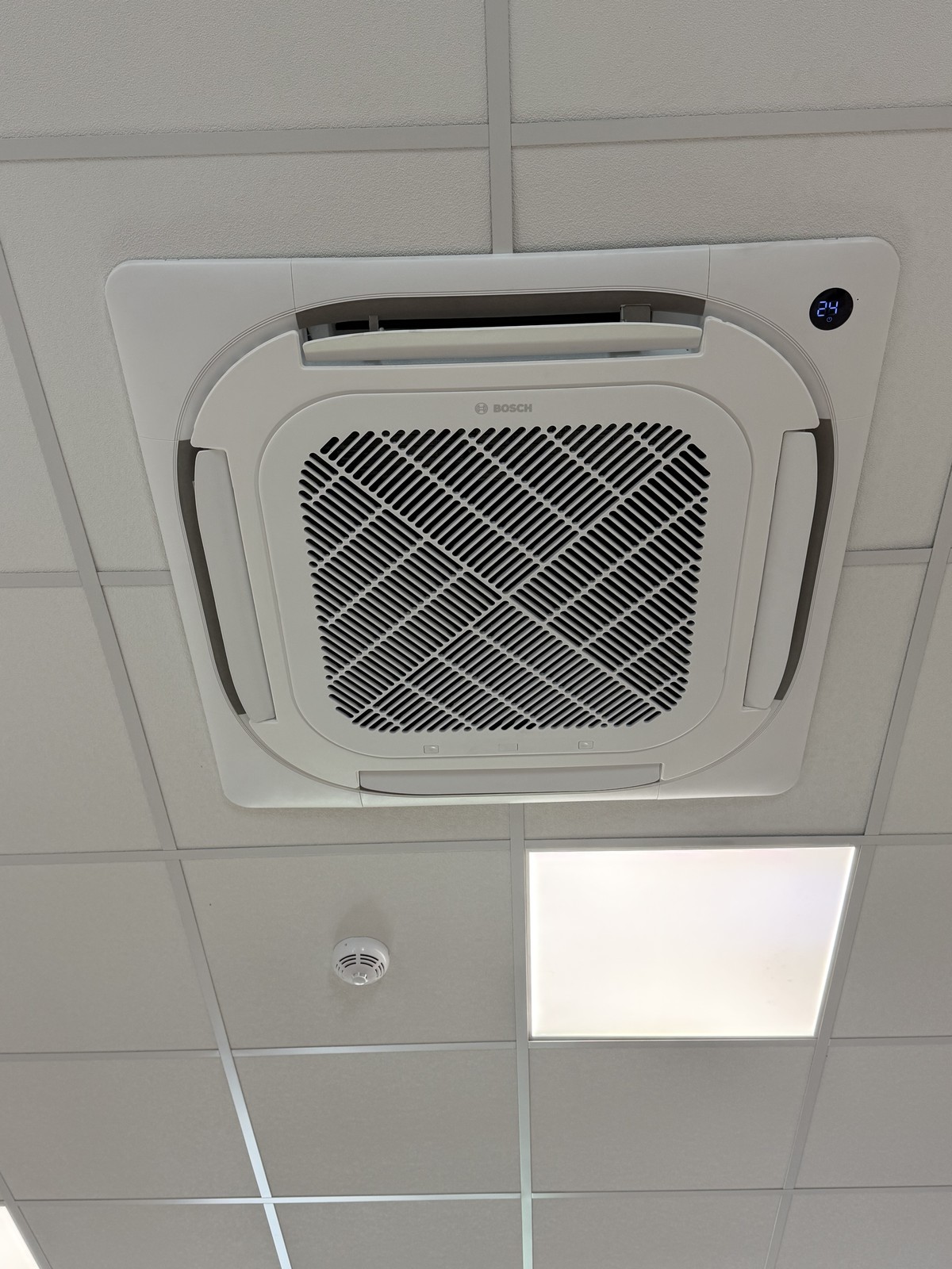 Klimatyzator kasetonowy Bosch sufitowy – instalacja klimatyzacji komercyjnej w biurze Białystok