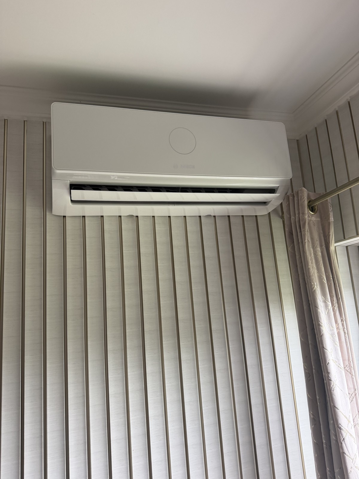 Klimatyzator LG naścienny w pokoju z żaluzjami pionowymi – instalacja klimatyzacji Podlaskie