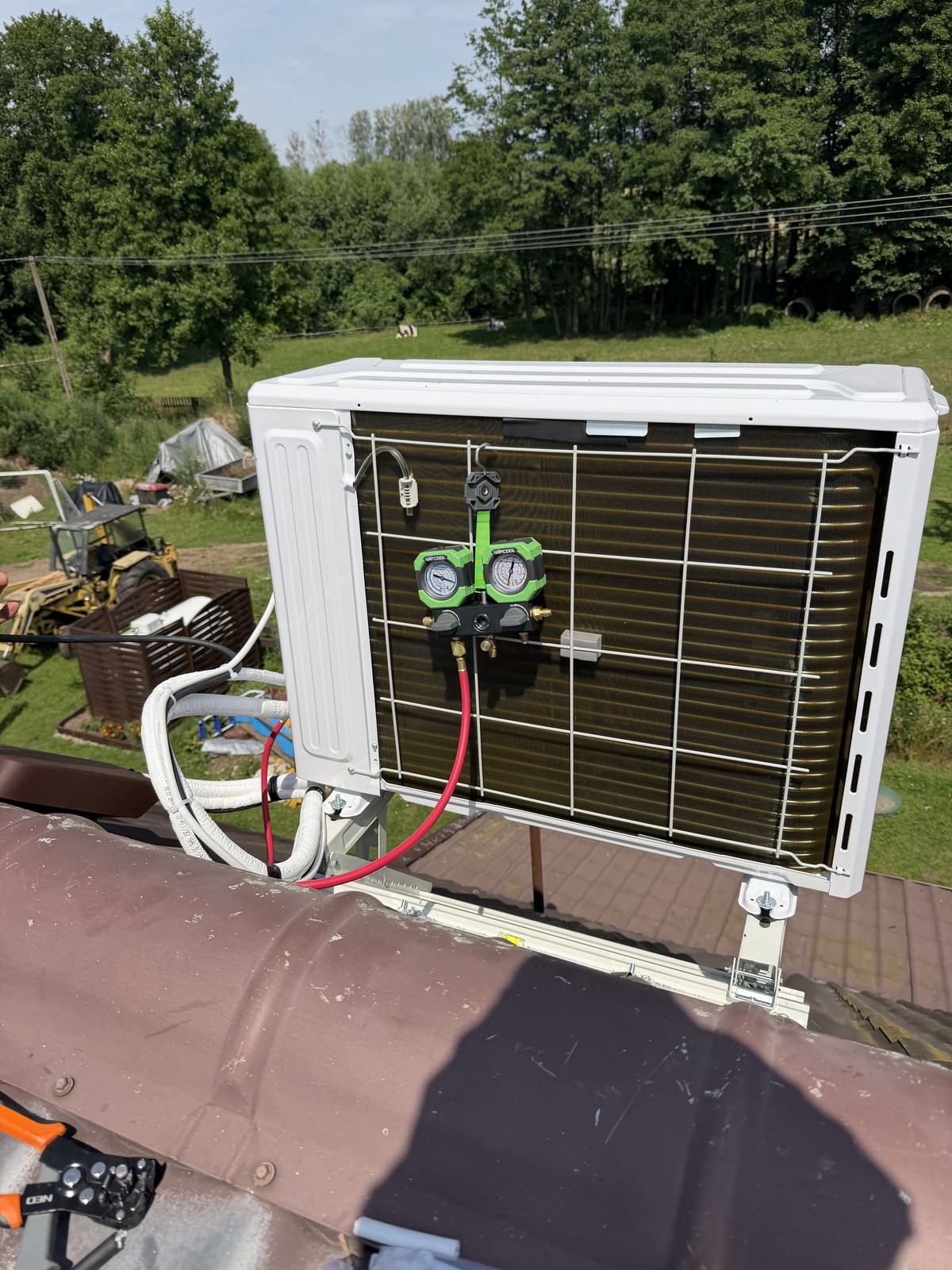 Montaż jednostki zewnętrznej klimatyzacji na dachu – napełnianie czynnikiem chłodniczym R410A