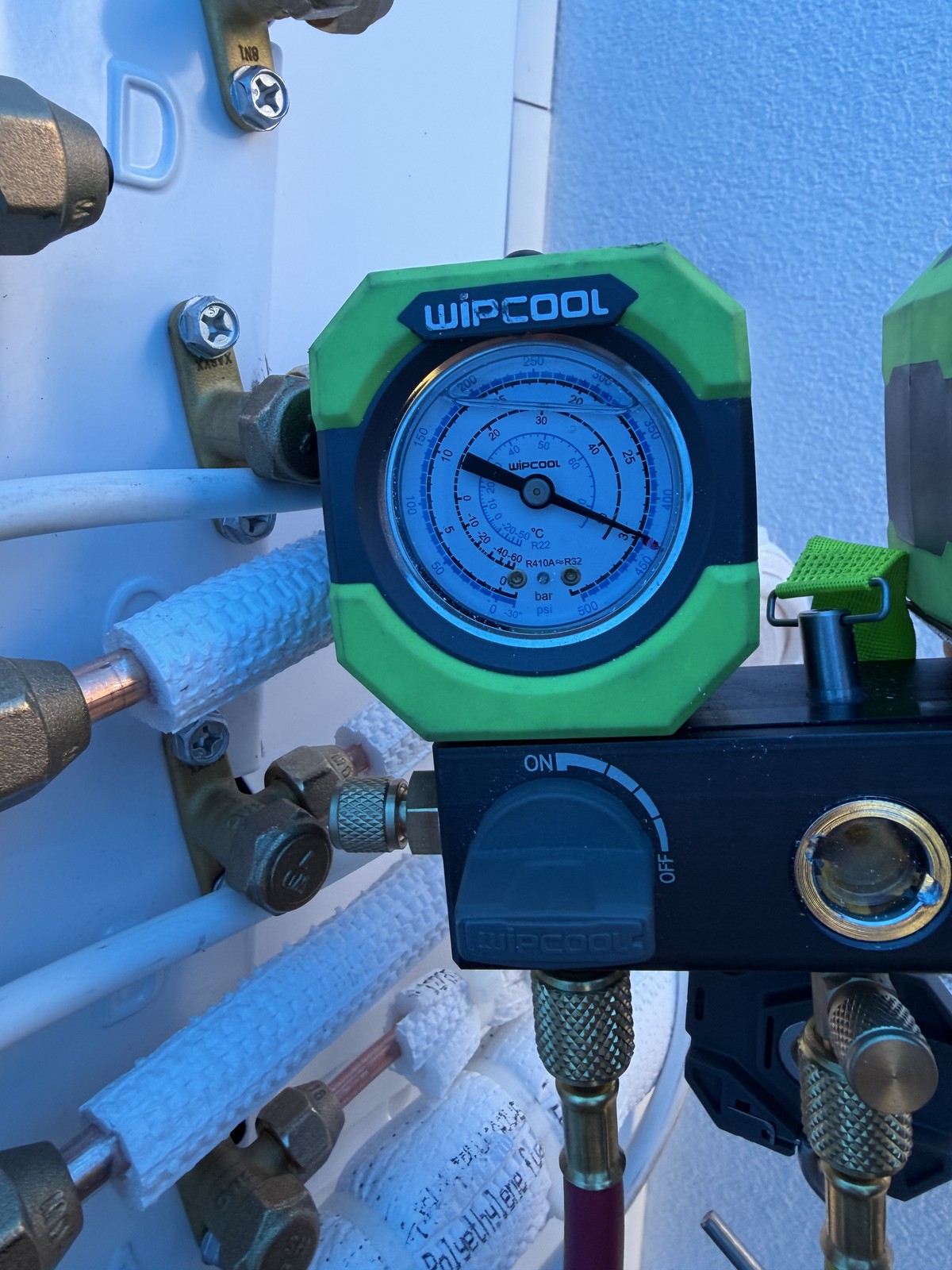 Napełnianie klimatyzacji czynnikiem R410A manometrem Wipcool – serwis klimatyzacji Białystok